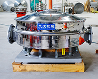 直排篩可分為單雙振動(dòng)源兩種，但其電機(jī)是懸掛在振動(dòng)篩框的外側(cè)，振動(dòng)理相對(duì)比較大。