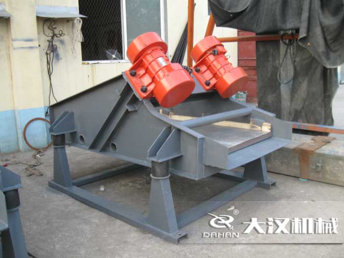 礦用振動(dòng)篩采用優(yōu)質(zhì)的錳鋼材質(zhì)，主要特點(diǎn)就耐磨性強(qiáng)，對(duì)于礦用振動(dòng)篩來說其，耐磨性是非常重要的。