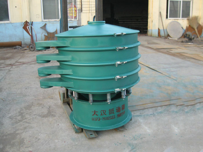直徑1000型振動(dòng)篩除了有碳鋼材質(zhì)其還有不銹鋼+碳鋼，以及全不銹鋼的選擇，用戶可根據(jù)用戶物料的性質(zhì)不同可進(jìn)行選擇。