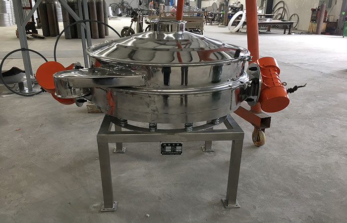 主要采用的是雙振動(dòng)電機(jī)振動(dòng)，其振動(dòng)力比普通振動(dòng)篩要高，同時(shí)采用直泄式的排料方式，很好的解決了堵料塞料的問題。