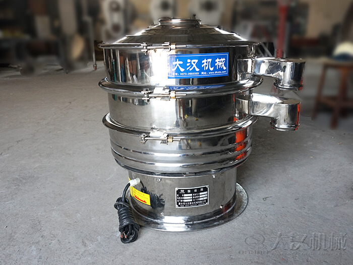 醫(yī)藥振動(dòng)篩主要采用的是304不銹鋼振動(dòng)篩，優(yōu)勢：設(shè)備干凈衛(wèi)生，不易生銹，使用壽命長久，經(jīng)久耐用。